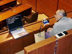 写真　塩尻市議会にて（１）