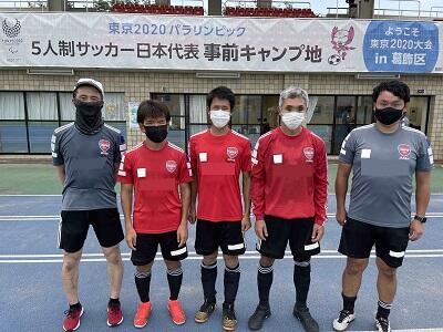 本学卒業生と教員の集合写真(ブラインドサッカー)