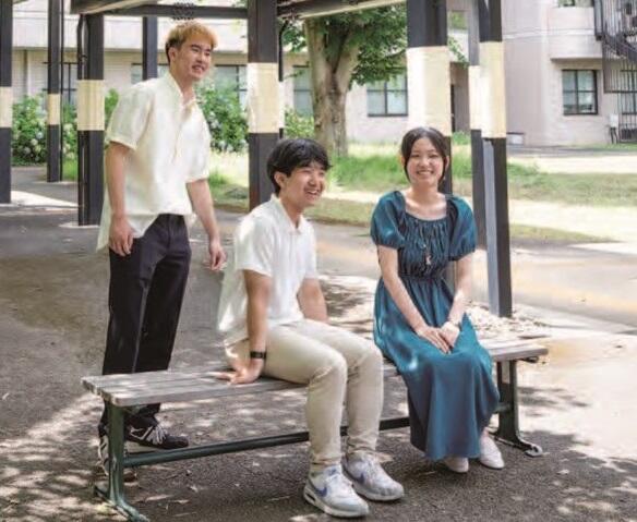 学生3人が屋外で談笑している様子