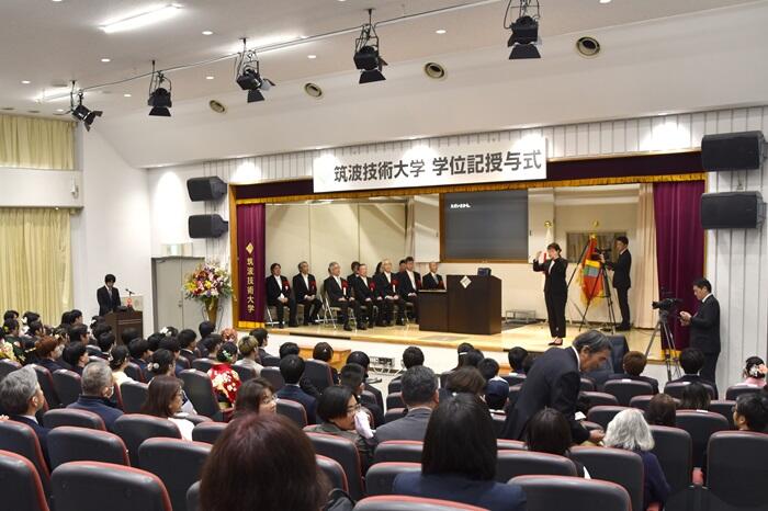 学位記授与式会場を後ろから写した写真