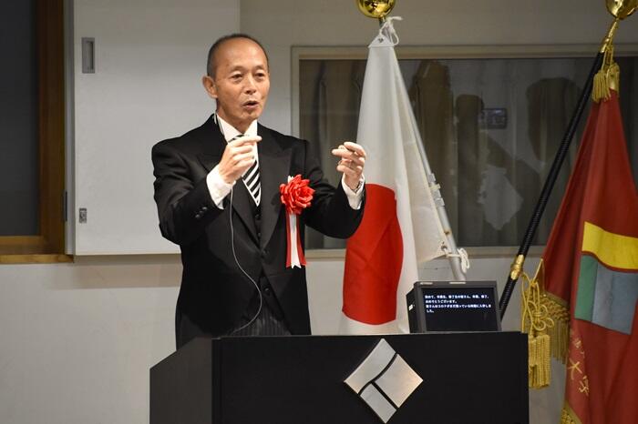 式辞を行う石原学長