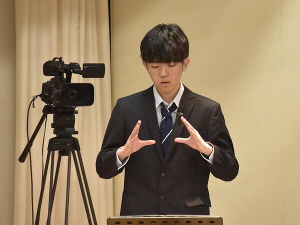 産業技術学部代表の入学宣誓を務めた倭さん