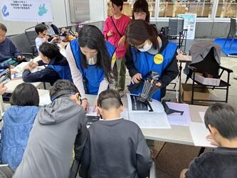 ブースで視覚障害体験をしている
