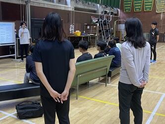 技大生がホワイトボードの前に立ち、説明をしている
