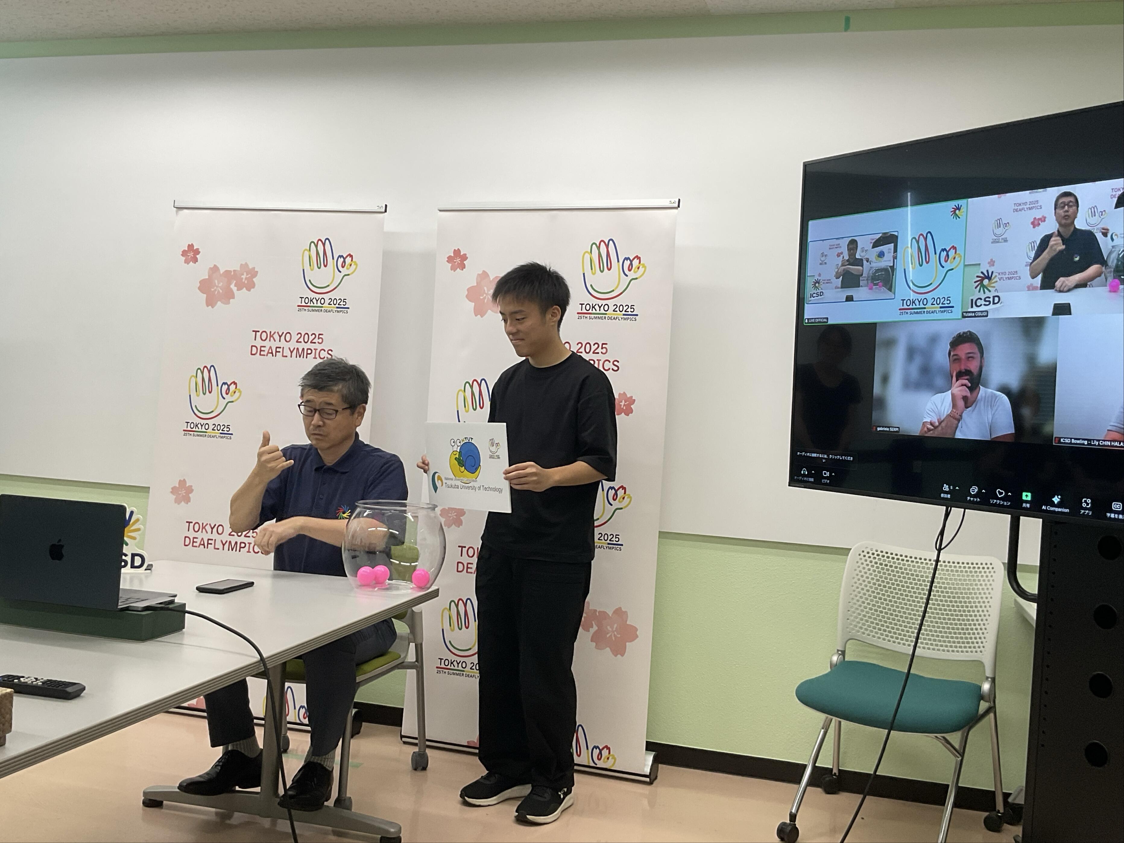 配信中の大杉教授と学生、モニター