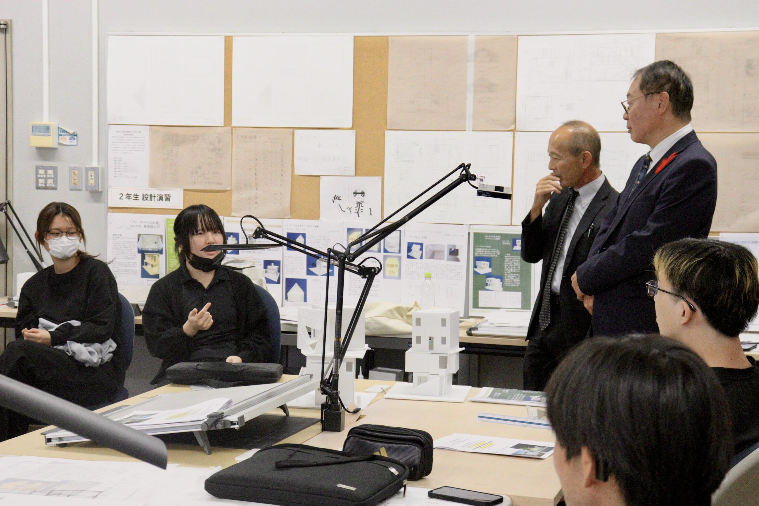 産業情報学科建築学コースの授業見学と学生との意見交換の様子