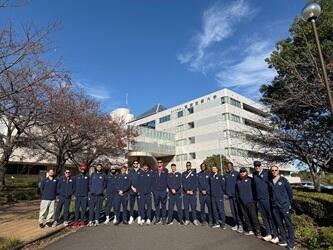 筑波技術大の前で記念写真を撮影しました。