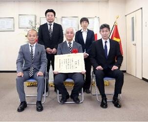 名誉教授称号授与式の様子。受賞の記念写真で5人が写っている。