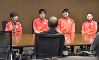 学長の話を座って聞いている選手4名の写真
