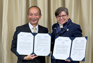 意向書を持つ石原学長（左）とコルダノ学長（右）