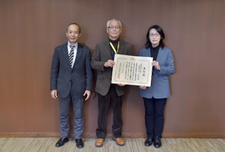 学長室での記念撮影