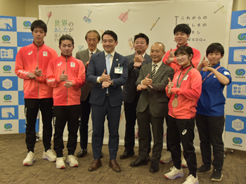 学生5名と石原学長、谷副学長、中島教授、五十嵐市長の集合写真