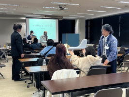 水戸地方気象台の見学において、学生が風向計を実際に触って観察する様子