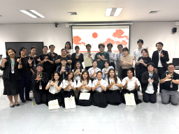マヒドン大学のろう難聴学生と本学関係者の集合写真
