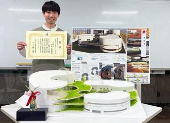 受賞した潟見さんと作品