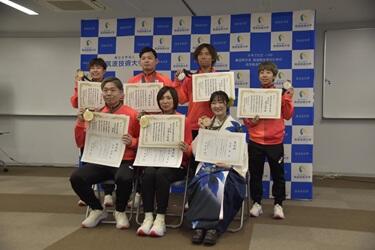 名誉卒業生と星野さんの集合写真
