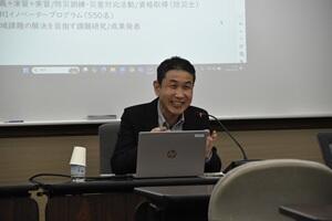 小方副学長が講演を行っている様子