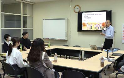 若月広報室長による本学の説明の様子