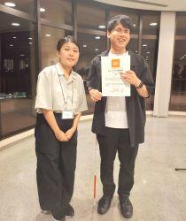 賞状を手に微笑む川本さん（右）と隣に立つ河野さんの写真
