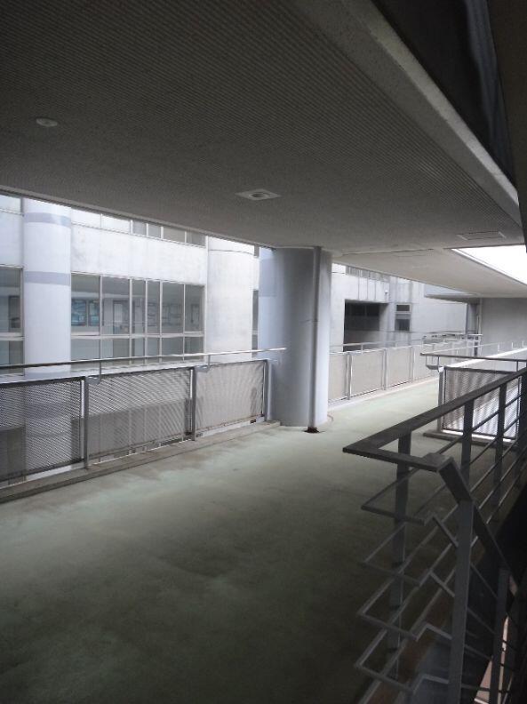 校舎棟渡り廊下(昼)
